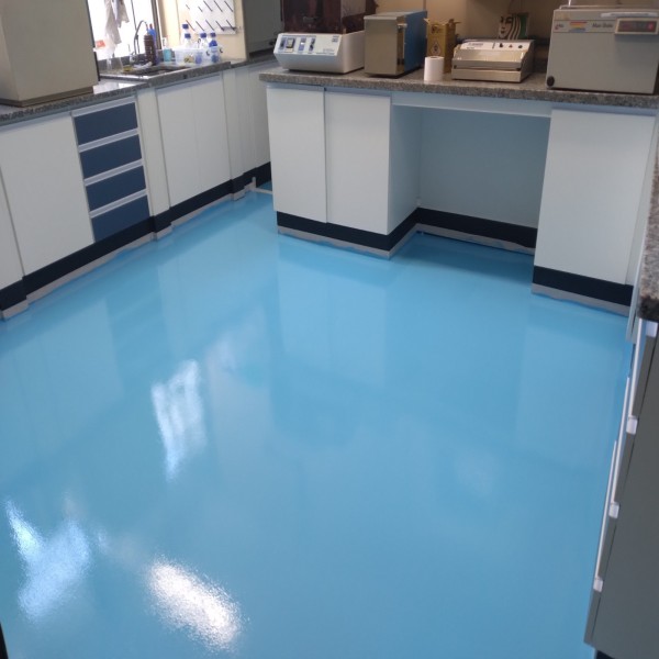 Aplicação De Revestimento Epóxi Autonivelante Aplicação De Revestimento Epóxi Autonivelante